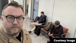 Команда YouTube-канала «Просто журналистика» Рауль Упоров, Лукпан Ахмедьяров и Еркебулан Гаупов в аэропорту Астаны. Фото Рауля Упорова. Астана, 5 марта 2026 года