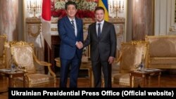 Јапонскиот премиер Шинзо Абе и украинскиот претседател Влодимир Зеленски 