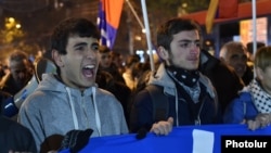 Armenia - Supporters of the opposition Armenian National Congress demonstrate in Yerevan, 7Dec2015.