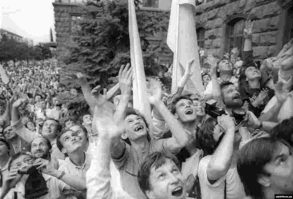 АРХІВНЕ ФОТО.&nbsp;Люди радіють піднятому українському стягу. Київ, 24 липня 1990 року