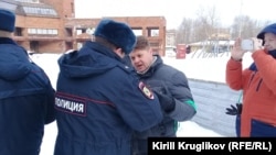 Полиция в Череповце требует от Григория Винтера (в центре) прекратить акции в защиту Пуловского леса