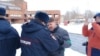 Полиция в Череповце требует от Григория Винтера (в центре) прекратить акции в защиту Пуловского леса