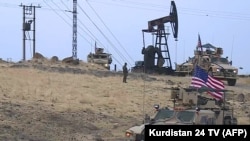 نیروهای آمریکایی در نزدیکی محل استخراج نفت در خارج شهر قمیشلی سوریه؛ عکس آرشیوی است