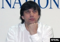 «Қызғалдақ» фильмінің режиссері Сергей Дворцевой баспасөз мәслихатында. Алматы, 16 маусым 2008 жыл.