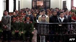Идет оглашение приговора по делу активистов, обвиненных в заговоре против коммунистических властей Вьетнама. Винх, 9 января 2013 года.