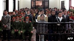 Підсудні слухають вирок у народному суді міста Вінь, провінція Нґе Ан, 9 січня 2013 року