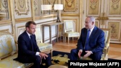 Франциянын президенти Эммануэл Макрон менен Израилдин премьер-министри Биньямин Нетаньяху. 