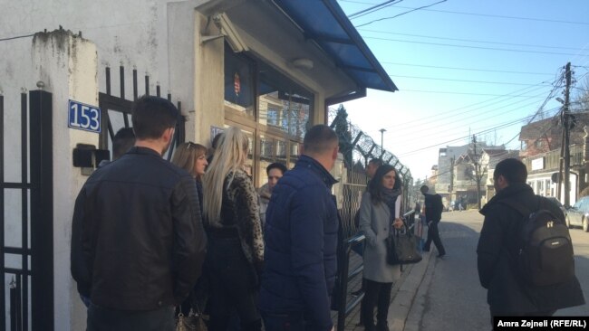 Qytetarët duke pritur pran ambasadës së Hungarisë në Prishtinë