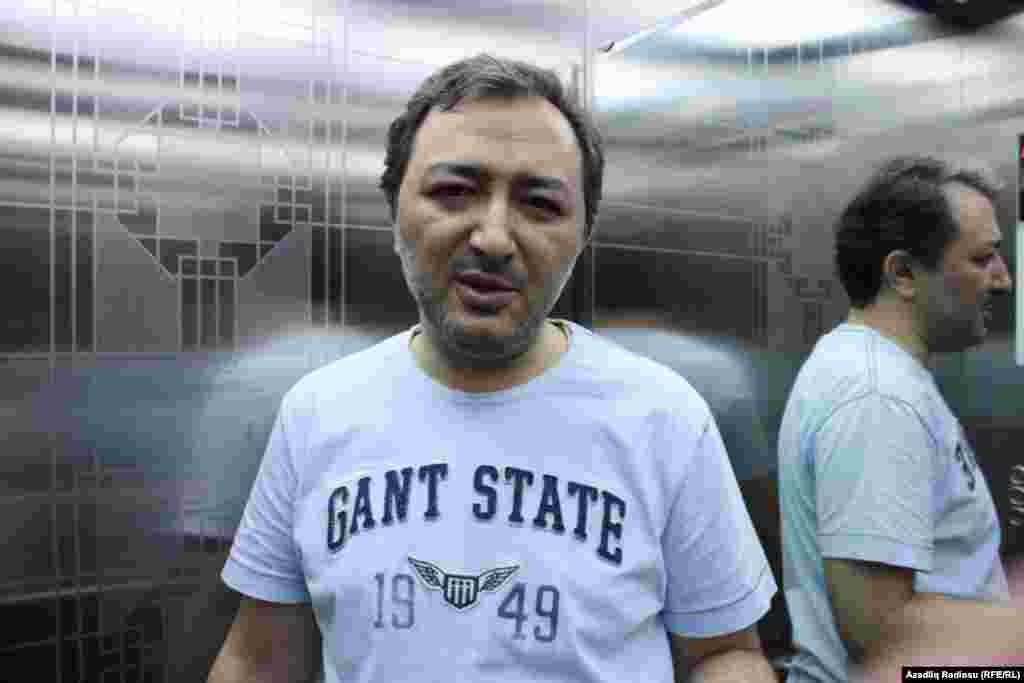 Təhsil Nazirliyinin maliyyə şöbəsinin keçmiş müdir müavini Orxan Kərimov ailəsiylə görüşə gedərkən. Yaşadığı binanın lifti