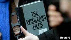 У 2017 році сайт WikiLeaks випустив серію матеріалів про те, як ЦРУ стежило за іноземними політиками, ймовірними екстремістами та іншими людьми, зламуючи їхні комп’ютерні мережі та електроніку