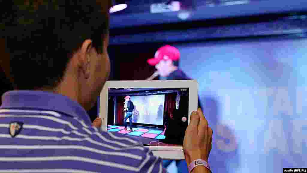 &ldquo;TatarStar&rdquo; кичәсе. Айдар Габдрахманов саксофонда уйнаучы Артур Mauzer Saxны видеога төшерә.