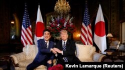 Președintel Donald Trumpla o întîlnire cu premierul japonez Shinzo Abe în Florida în 2017
