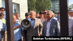Омурбек Текебаев и Дуйшонкул Чотонов на выходе из Первомайского райсуда Бишкека. 29 августа 2019 года.