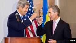 John Kerry și Iurie Leancă ciocnind un pahar de vin moldovenesc la Cricova.