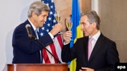 U.S. Secretary of State John Kerry (left) toasts a glass of wine with Moldovan Prime Minister Iurie Leanca at the Cricova winery, near Chisinau, during his December 4 visit.