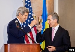 Secretarul de stat american, John Kerry, şi premierul Iurie Leancă la lansarea brand-ului "Wine of Moldova", Cricova, 4 decembrie 2013