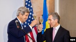 Secretarul de stat american John Kerry și premierul moldovean Iurie Leancă, Chișinău, 2 decembrie 2013