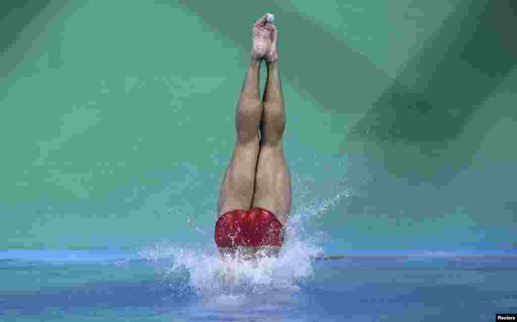 China took its fifth diving gold when Cao Yuan won the men&#39;s 3-meter springboard event.