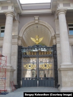 Ворота «палацу Путіна»