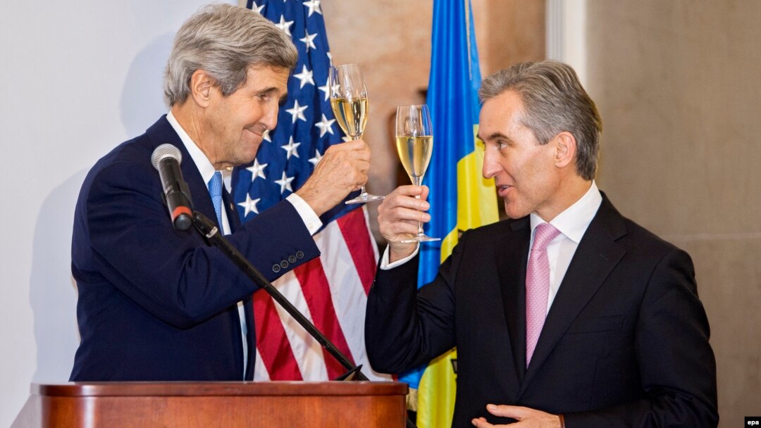 U.S. Secretary of State John Kerry (left) toasts a glass of wine with Moldovan Prime Minister Iurie Leanca at the Cricova winery, near Chisinau, during his December 4 visit.