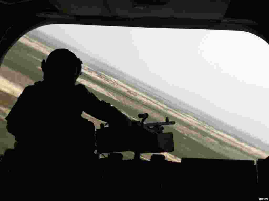 Аўганістан, Кандагар: аўстралійскі вайсковец з цяжкім кулямётам на борце транспартнага верталёта Chinook.