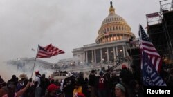 Mbështetësit e ish-presidentit amerikan, Donald Trump, jashtë ndërtesës së Kongresit në Uashington, 6 janar, 2021.