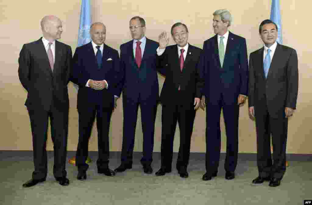 اعضای گروه ۵+۱ که طرف مذاکرات اتمی با ایران‌اند، با هم عکس می‌گیرند