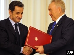 Сол кездегі Қазақстан президенті Нұрсұлтан Назарбаев (оң жақта) пен Франция президенті Николя Саркозидің Астанада кездесуі. 6 қазан, 2009 жыл.