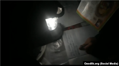 Теңізде пискаларды көрсету Ішінен трахаеттің порно процесі