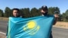 Бежавшие из Cиньцзяна (Китай) этнические казахи Кастер Мусаханулы (справа) и Мурагер Алимулы после своего освобождения из казахстанской тюрьмы. Восточно-Казахстанская область, 22 июня 2020 года