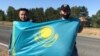 Бежавшие из Синьцзяна Мурагер Алимулы (слева) и Кастер Мусаханулы после освобождения из тюрьмы в Семее. Восточно-Казахстанская область, 22 июня 2020 года.
