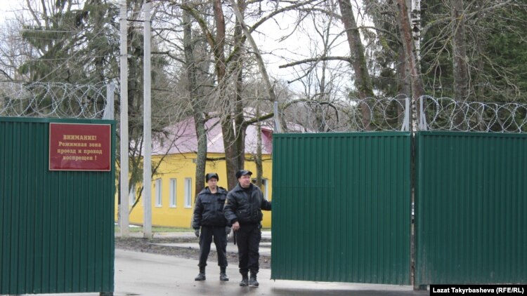 Полицейские закрывают ворота миграционного центра в Сахарово в Подмосковье. 24 декабря 2015 года.