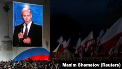 Владимир Путин выступает во время митинга, который был посвящен четвертой годовщине аннексии Крыма Россией и состоялся накануне президентских выборов в РФ. Севастополь, 14 марта 2018 года