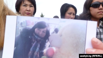 Қыз жалаңаш күйінде асылып өлген