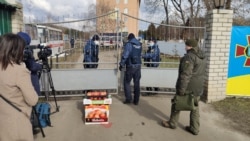 Переселенці з Донбасу принесли фрукти для евакуйованих з Китаю