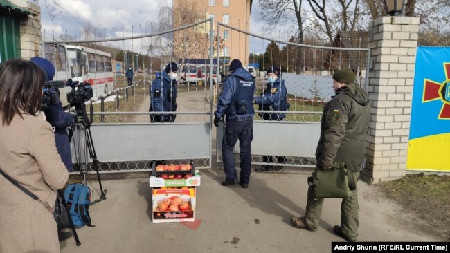 Переселенці з Донбасу принесли фрукти для евакуйованих з Китаю