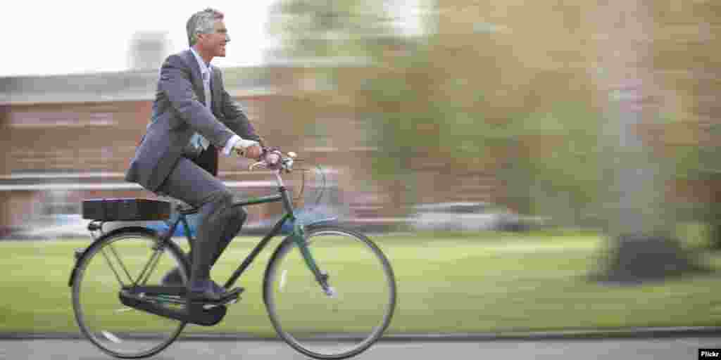 ХОЛАНДИЈА - Холандија од први јули ќе забрани употреба на мобилни телефони додека се вози велосипед, а казната ќе биде до 95 евра. Целта е да го намали бројот на несреќи во велосипедизмот. Во 2017 година во Холандија загинаа 207 луѓе на велосипед. Експертите веруваат дека мобилните телефони се виновни за секоја четврта велосипедска несреќа.