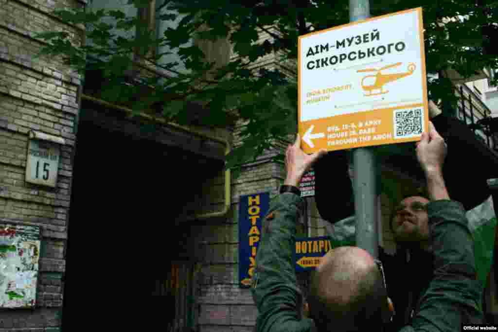 Ukraine -- Alternative signs, problems of city, Kyiv