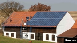 Германиядағы ауыл үйінің төбесіне орнатылған күн батареясы. 21 наурыз 2012 жыл.