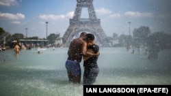 Një çift duke u freskuar në Paris.
