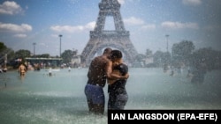Një çift në Francë duke u freskuar nga moti i nxehtë.