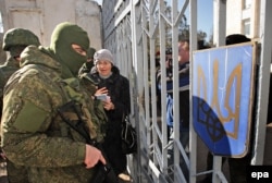 Российские военнослужащие в форме без опознавательных знаков блокируют украинских военных. Новоозерное, 3 марта 2014 года
