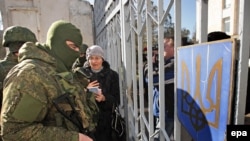 Bir işareti olmağan Rusiye arbiyleri Kezlev civarlarında Ukraina arbiylerini blok ete, 2014 senesi martnıñ 3-ü