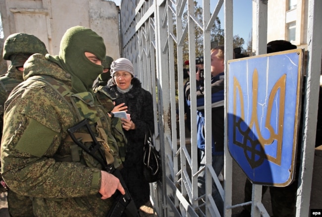 Российские военнослужащие в форме без опознавательных знаков блокируют украинских военных. Новоозерное, 3 марта 2014 года