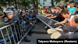 Столкновения активистов с представителями правоохранительных органов 27 июля в центре Москвы
