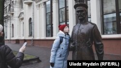 Дівчата протестують проти особливого статусу пам'ятника у Мінську