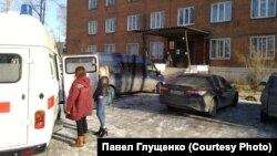 Машина скорой помощи у здания Следкома в Усолье