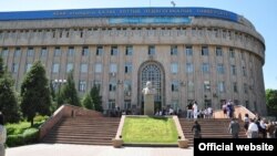 У здания университета в Алматы.