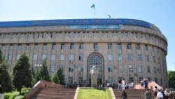 У здания университета в Алматы. Иллюстративное фото.