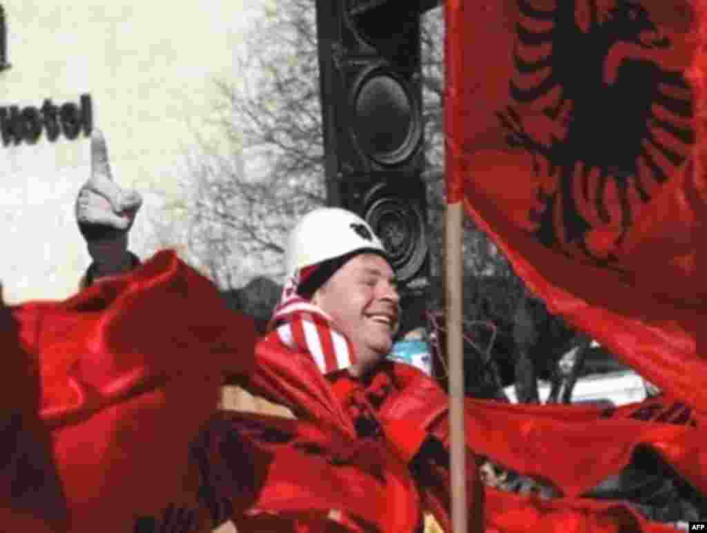 Qytetarët festojnë në Ditën e Pavarësisë... - SERBIA, Pristina : A Kosovo Albanian waves a flag in Pristina on February 17, 2008. Kosovo was poised to become the world's newest state on Sunday, albeit under the guidance of the European Union and the United States, as it prepared to declare independence from Serbia.
